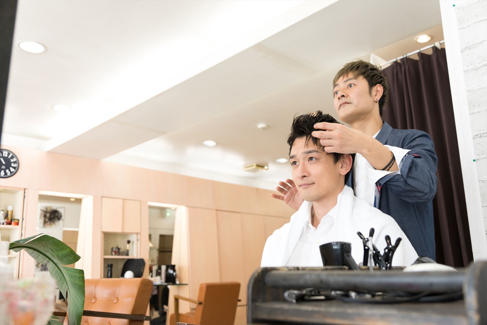 ヘアスタイルを整えるスタッフ